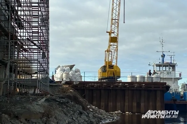 Жители деревни под Пермью пожаловались на мусор в Каме при ремонте моста